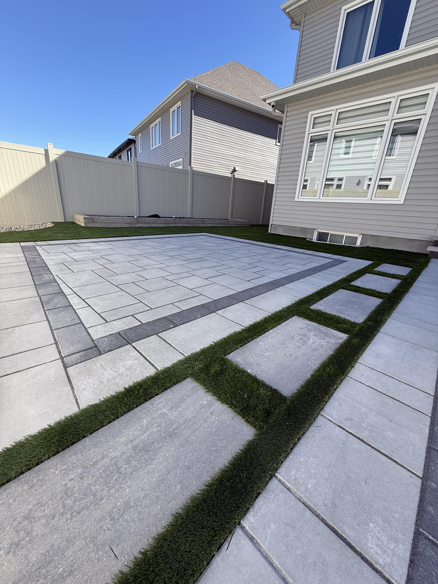 Artificial turf with interlock border